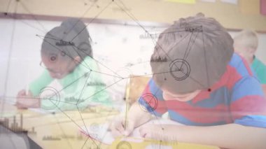 Çizgili polo yazılı çalışma kağıdındaki çocuk ağlar soluklaşırken gülümseyerek yazmaya devam ediyor. Sınıf, eğitim, çocuklar, eğitim, öğrenme, beyin fırtınası, odaklanma