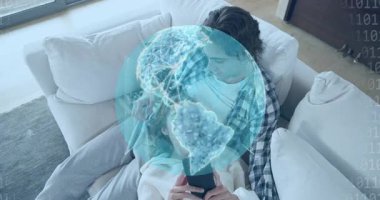 Akıllı telefonu dinleyen ve 3 boyutlu dünyayı gösteren bir kadın arayüz panelleriyle verileri keşfediyor. Futuristik, bağlantı, yenilik, dijital, teknoloji, rahatlama, kentsel