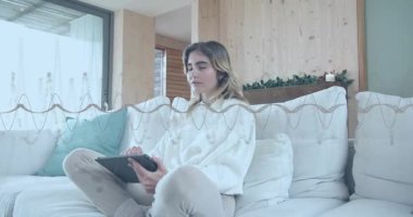 Tasarım öğrencisi çizim için tablete sürükleme stilini tıklatıyor, yansıtıyor ve animasyon menüsünü kaydırıyor. Yaratıcı, modern, minimalist, barışçıl, odaklanmış, teknoloji, rahatlama