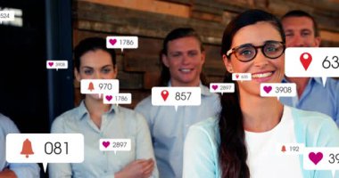 Ekip üç sosyal medya ikonu artan çatışmaları gösterirken ofiste duruyor. İşbirliği, takım çalışması, dijital pazarlama, profesyonel, modern, ağ oluşturma, büyüme