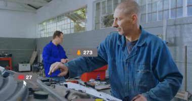 Mekanik kaputu açmak, motor arızasını onarmak, sosyal simgelerin el üstünde yükselmesini izlemek. Endüstriyel, teknisyen, dijital, yenilik, işbirliği, üretkenlik, makine