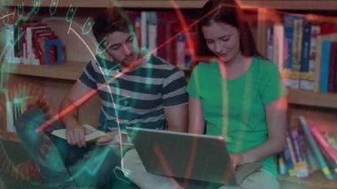 Laptop klavyesine tıklayarak veri örtüşmesine neden olan kız öğrenci, eğitim için ekranı işaret eden akran. İşbirliği, öğrenim, kütüphane, eğitim, teknoloji, öğrenme, odaklanma