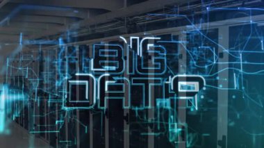 Yanıp sönen ışıklar, sunucu raflarını kaplayan parlayan devreler başlatarak neon mavisi büyük veri tabanı oluşturuyor. Teknoloji, veri merkezi, dijital, siber, yenilik, ağ, altyapı