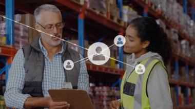 İş arkadaşları depoda panoları kontrol ediyor. Bağlantı gösteren kullanıcı simgelerini izliyorlar. Profesyonel, işbirliği, dijital, teknoloji, sanayi, iletişim, veri