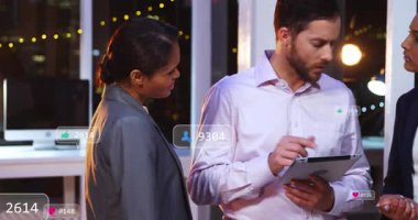 İş arkadaşları tableti analiz ediyor ve analitik inceleme için animasyon sosyal medya metriklerine neden oluyor. İşbirliği, analitik, teknoloji, veri, takım çalışması, profesyonel, dijital