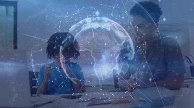 Baba, rehber oğlu çalışma kağıdına yazmaya başlıyor. Dijital küre öğrenme sürecini gösteriyor. Eğitim, akıl hocalığı, aile, teknoloji, odaklanma, başarı, işbirliği