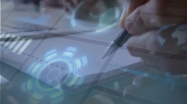 Tasarım tercümesi, tasarım tasarımı, kalem üzerine kalem çizimi, hologramlar kayboluyor. Teknoloji, yenilik, yaratıcı süreç, dijital arayüz, modern çalışma alanı, kavramsal tasarım