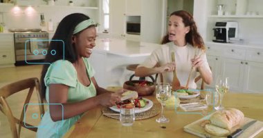 Arkadaşlar ekmek topluyor, ekmek dilimliyor, salata pişiriyor, öğle yemeği için sandviç hazırlıyorlar. Arkadaşlık, yemek pişirme, brunch, sağlık, günlük, sağlıklı, sosyal