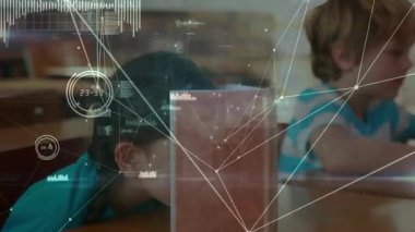 Eğitim verilerini gösteren kamera animasyon öğrencilerinin ders kitabını çevirip dünyaya dokunduğunu gösteriyor. Öğrenim, eğitim, çocuklar, sınıf, işbirliği, dijital, teknoloji