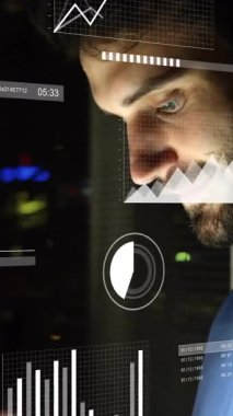 Kafkasyalı iş adamının gece vakti ofiste tablet üzerinde çalışması üzerine bilgi arayüzü animasyonu. Dijital bileşim, iş, rapor, ilerleme, teknoloji, odaklanma, geç saatlere kadar çalışma kavramı.