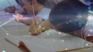 Öğretmenler rehber kitaptan sonra sınıfta yazan öğrenciler, dijital olarak altını çizerek öğreniyorlar. Eğitim, işbirliği, teknoloji, akıl hocalığı, konsantrasyon, odaklanma, yenilik