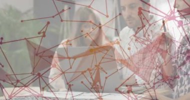 İş planı için dizüstü bilgisayarı ve sürüş takımını gösteren proje lideri. İşbirliği, takım çalışması, beyin fırtınası, tartışma, modernleşme, profesyonel, veri analizi