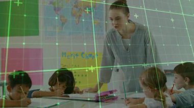 Öğretmen eğitimde masa başı kalem işine yaslanırken çocuk yardım için elini kaldırıyor. Sınıf, eğitim, öğrenim, öğretim, çocuklar, öğrenci bağlılığı, öğretici