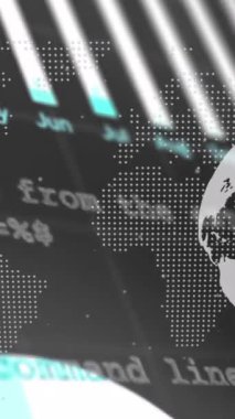 Dünya üzerindeki istatistiksel veri işlemlerinin dijital animasyonu ve kara fon üzerindeki dünya haritası. Bilgisayar arayüzü ve iş teknolojisi kavramı