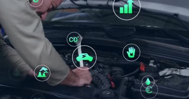 Kaputun altındaki sürgüleri gevşeten mekanik sürükleyici, açık ikonların performansı artırdığını gösteriyor. Otomotiv, bakım, onarım, sanayi, verimlilik, yenilik, üretkenlik