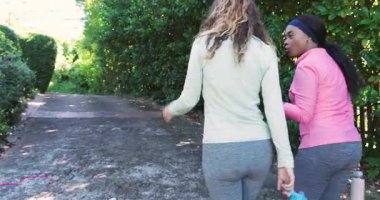 İki kadın yürüyen çakıl yolu, kıvılcımlar saçan çizgi çizelgesi sağlık sohbeti sırasında yükselip alçalıyor. Açık hava, arkadaşlık, sağlık, egzersiz, susuzluk, iletişim, motivasyon