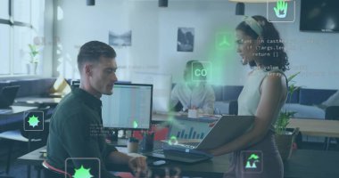 Ekip üyeleri açık planlı ofiste hesap tablosu verilerini yüzen UI simgeleriyle analiz ediyorlar. Takım çalışması, yenilik, teknoloji, çalışma alanı, işbirliği, üretkenlik, modern