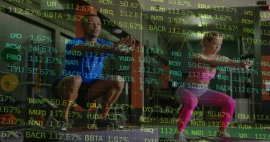 Spor kıyafetlerinde halter kaldırma antrenmanı partnerleri spor salonunda kalp kaplamalı cesetleri indiriyorlar. Atletizm, güç, kararlılık, işbirliği, modern, enerjik, yoğun