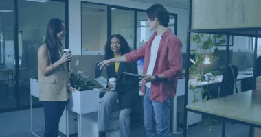 Kahve fincanlarıyla spor ceket giyen, açık planlı ofiste tabletle el kol hareketi yapan profesyoneller. İşbirliği, takım çalışması, modernlik, ofis ortamı, iletişim, üretkenlik