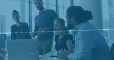 Bilgiler sunuluyor, proje ekibi konferans odasında dizüstü bilgisayarla işbirliği yapıyor ve grafikleri üst üste yerleştiriyor. İşbirliği, takım çalışması, analitik, yenilik, anlayış, modernite, iletişim