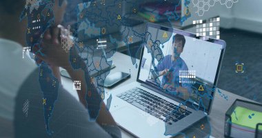 Yetişkin bir meslektaşın, ofisteki bilgisayar ekranında, akıllı telefon ve kalem kesesi ile konuşmasını izlemek. Teknoloji, iletişim, işbirliği, uzak, dijital, profesyonel, modern