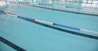 Işıldayan havuz suyu bilardo salonundaki metal gölgeleri yansıtıyor, şerit halatları ve bankları var. Su, dinginlik, şeffaflık, mimari, yansıma, modern, fitness