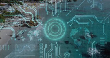 Deniz kenarındaki körfezde devre verileri eşleşen şeffaf deniz mavisi başları gösteriliyor. Sahil, sahil, açık hava, manzara, eğlence, teknoloji, gösterge paneli