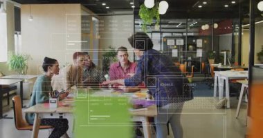 Ekip liderliği, meslektaşları not alırken kağıt ve animasyon tasarımı çizimlerine işaret ediyor. İşbirliği, beyin fırtınası, yaratıcı, modern, işyeri, verimlilik, takım çalışması