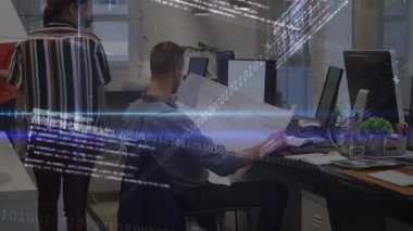 Tasarımcı gözden geçirirken, kırmızı meslektaşımız da ikili örtülü monitörleri göstererek işbirliği yapıyor. İşbirliği, takım çalışması, ofis, teknoloji, yenilik, atmosfer, yaratıcı