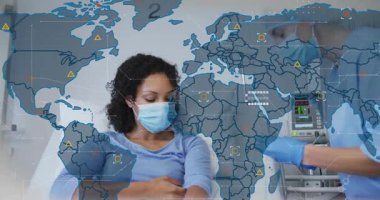 Hastanın koluna ve hemşirenin harita kaplamasını göstermesi, aşıyı desteklemesi için aşıyı vermesi. Sağlık, aşı, küresel sağlık, tıbbi personel, tıbbi teknoloji, klinik, sağlık