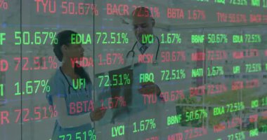 Dijital sağlık örtüşmelerinde yükselen istatistiklere işaret eden hemşire, doktor tableti analiz ediyor. Tıbbi ekip, sağlık, klinik, teknoloji, veri görselleştirme, işbirliği, profesyonel