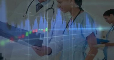 Koridorda titreşen animasyon sağlık çizelgeleri, hemşire not alırken doktorun panoyu göstermesini teşvik ediyor. Tıbbi, sağlık, klinik, tanı, profesyonel, analitik, veri