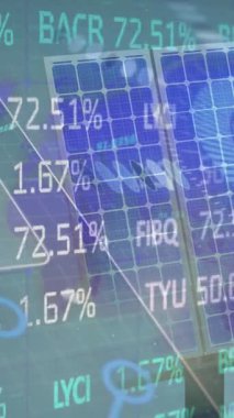 Güneş panelleri üzerinden finansal verilerin ve grafiklerin animasyonu. Çevreci enerji, eko güç, finans ve ekonomi kavramı dijital olarak oluşturulmuş video.