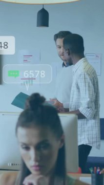 Modern ofiste, sosyal medya bilgilendirme animasyonları olan iş adamları tartışıyorlar. Takım çalışması, işbirliği, teknoloji, iletişim, toplantı, şirket