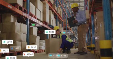 Depo çalışanı denetçiyle birlikte kutuyu alıyor, rafların üzerinden sipariş ikonlarının izini sürüyor. Lojistik, takım çalışması, endüstriyel, verimlilik, veri, işbirliği, organizasyon