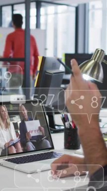 Bilgisayarda animasyon izlemek, ekranı sosyal medya simgeleriyle kaplayan adam. Teknoloji, dijital, iletişim, yayın, multimedya, sanal