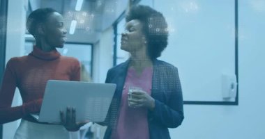 İş arkadaşları koridorda yürürken dizüstü bilgisayarlarını eğip klavye animasyon veri şebekelerini inceleyecekler. İşbirliği, yenilik, takım çalışması, modern, profesyonel, iletişim, veri analizi