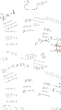 Beyaz arka planda matematiksel veri işleme animasyonu. Küresel bilim, bağlantılar, hesaplama ve veri işleme kavramı dijital olarak oluşturulmuş video.