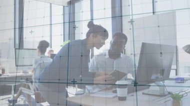 Kadın çalışan, erkek iş arkadaşı tabletine yaklaşıyor. Satış verilerini ızgara yanlama ile gösteriyor. İşbirliği, takım çalışması, analitik, modern, profesyonel, iletişim, beyin fırtınası.