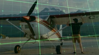 Uçuş pilotu kasası açık kapı ve dağ gölü kıyısında uçuş için uçağa yetişiyor. Macera, keşif, manzara, eğlence, açık hava, ulaşım, seyahat