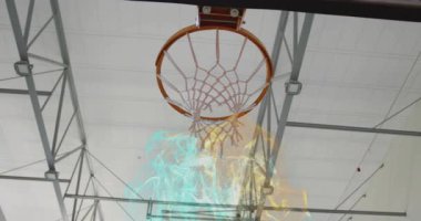 Spor enerjisi kıvrımlı erkek sporcu, saydam arka tahtadan basketbolu batırıyor. Dinamik, enerjik, aksiyon, fütüristik, atletik, yenilik, güç