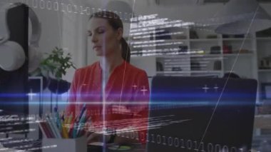 Teknoloji analizi sırasında animasyon ikili kod yayını yapan orta yaşlı bir kadın. Gelecekçi, teknoloji, veri görselleştirme, yenilik, profesyonel, gösterişli, dijital