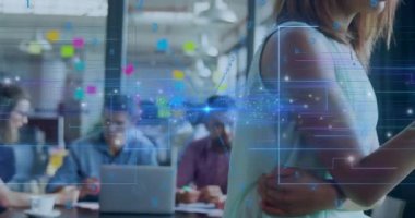 İş verileri incelenirken akıllı telefona uzanan kadın, canlı ağ yansıtıcısı yüzüyle. İşbirliği, teknoloji, dijital, iletişim, modern, çalışma alanı, yenilik