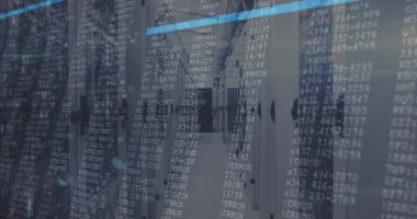 Kod örtüsü sunucu koridorunda başlıyor. Mavi tarama hattı hata tespiti için iniyor. Teknoloji, siber güvenlik, veri, dijital, ağ, altyapı, yenilik