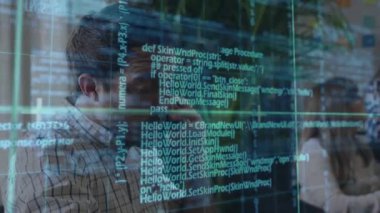 Geliştirici cep telefonu tarama şeffaf kod örtüsü doğrulama rutinleri ve karalama notlarını kaldırıyor. İşbirliği, iletişim, teknoloji, çalışma istasyonu, profesyonel, modern, yazılım