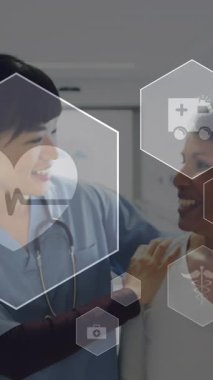 Çeşitli hemşirelerin kadın hastaları tutup koğuşa doğru yürümeleri üzerine altıgen şeklinde bir ikon. Dijital bileşik, çoklu maruz kalma, tıbbi, tartışma, soyut ve sağlık hizmeti kavramı.