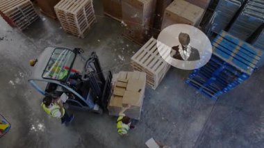 Forklift operatörü, lojistik verileri üst üste gösteren yer denetleyicisi işareti üzerine palet kaldırıyor. Lojistik, sanayi, takım çalışması, verimlilik, otomasyon, altyapı, imalat
