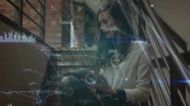 Akıllı telefonu dinleyen ve ağ titreşimleri ve dalga formları büyürken teknolojik verileri analiz eden bir kadın. Teknoloji, veri görselleştirme, yenilik, modern, dijital, bağlantı, analitik