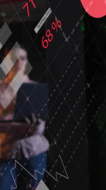 Bilgisayar sunucuları tarafından geliştirilen çeşitli veri işlemlerinin animasyonu. Küresel finans, iş, bağlantılar, hesaplama ve veri işleme kavramı dijital olarak oluşturulmuş video.