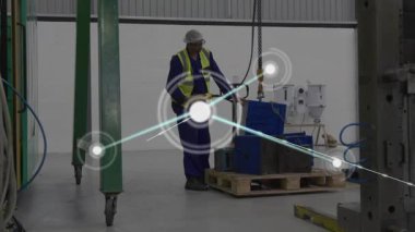 Depo teknolojisi Jack ve Kolye 'yi çalıştırıyor. Ağ örtüsü büyüdükçe izleme için yük kaldırıyor. Sanayi, lojistik, güvenlik, otomasyon, imalat, bağlantı, teknoloji